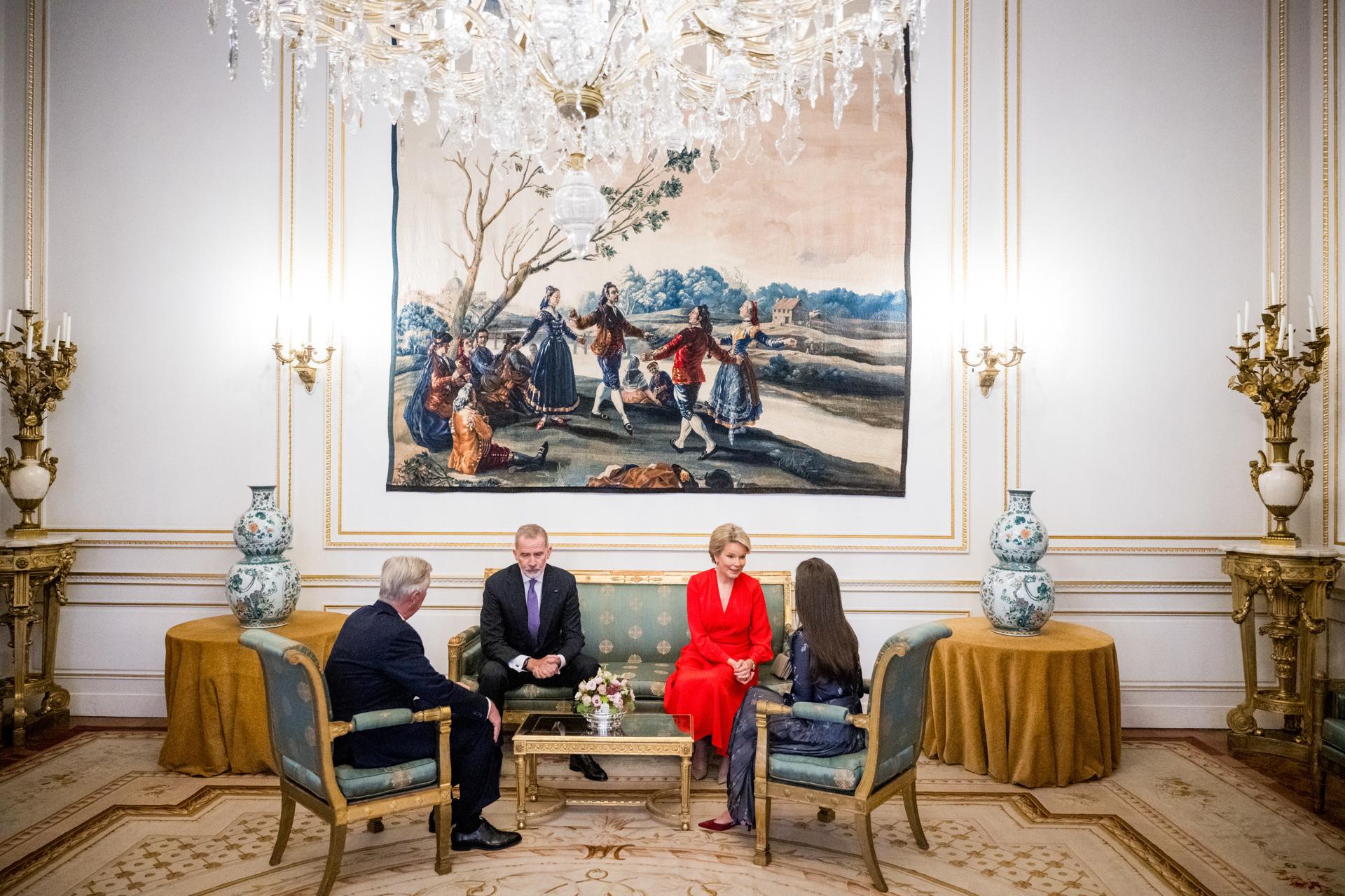 - El rey Felipe (L) y la reina Matilde (2R) de Bélgica se reúnen con el rey Felipe VI (2L) y la reina Letizia (R) en el Palacio Real antes de la apertura de la exposición Europalia España en Bruselas, Bélgica, 07 de octubre de 2025. El festival Europalia España se llevará a cabo del 08 de octubre de 2025 al 01 de febrero de 2026. (Bélgica, España, Bruselas) EFE/EPA/JASPER JACOBS / POOL
