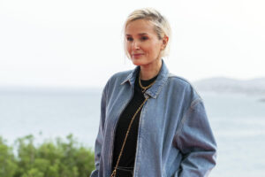 La directora francesa Julia Ducournau, ganadora de la Palma de Oro del Festival de Venecia en 2021 por 'Titane', posa para la prensa gráfica antes de la presentación de su nueva película 'Alpha', que abre la 58ª edición del Festival Internacional de Cine Fantástico de Sitges. EFE/Siu Wu
