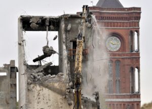 Una grúa retira una escalera del 'Palacio de la República', el parlamento de la República Democrática Alemana (RDA), ubicado frente a la catedral de Berlín (Alemania). EFE/Archivo/Rainer Jensen