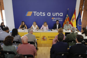 La vicepresidenta segunda del Gobierno y ministra de Trabajo y Economía Social, Yolanda Díaz (centro), viaja a València para comprobar la evolución de las medidas laborales adoptadas y proponer nuevas acciones tras la dana, y reunirse con los alcaldes y alcaldesas de los municipios afectados por las inundaciones de octubre de 2024, que causaron 229 víctimas mortales. En la imagen, Díaz (centro) durante la reunión. EFE/Ana Escobar