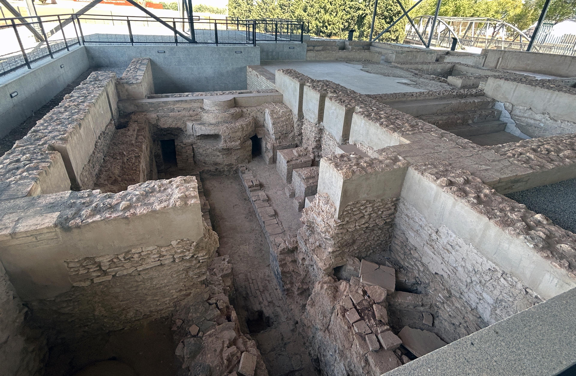 Imagen de las termas romanas que se pueden visitar en Herrera (Sevilla), descubiertas casualmente por unas obras de un canal contra inundaciones realizadas en 1989, y que ahora se quiere investigar para comprobar si formaban parte de una villa romana de gran extensión que tuvo su máximo esplendor en el siglo II después de Cristo. EFE/Fermín Cabanillas