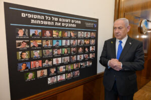 El primer ministro de Israel, Benjamín Netanyahu, antes de la reunión del gabinete de Gobierno para dar su visto bueno al plan de paz para Gaza que acordaron firmar esta madrugada Israel y Hamás en Egipto. EFE/ Maayan Toaf/GMO - SOLO USO EDITORIAL/SOLO DISPONIBLE PARA ILUSTRAR LA NOTICIA QUE ACOMPAÑA (CRÉDITO OBLIGATORIO) -