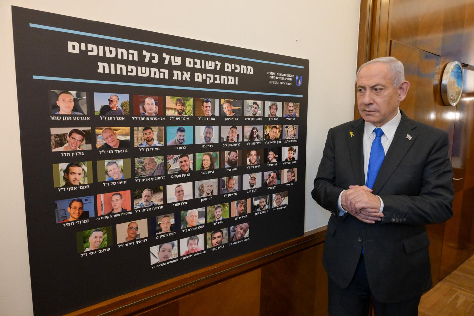 El primer ministro de Israel, Benjamín Netanyahu, antes de la reunión del gabinete de Gobierno para dar su visto bueno al plan de paz para Gaza que acordaron firmar esta madrugada Israel y Hamás en Egipto. EFE/ Maayan Toaf/GMO - SOLO USO EDITORIAL/SOLO DISPONIBLE PARA ILUSTRAR LA NOTICIA QUE ACOMPAÑA (CRÉDITO OBLIGATORIO) -