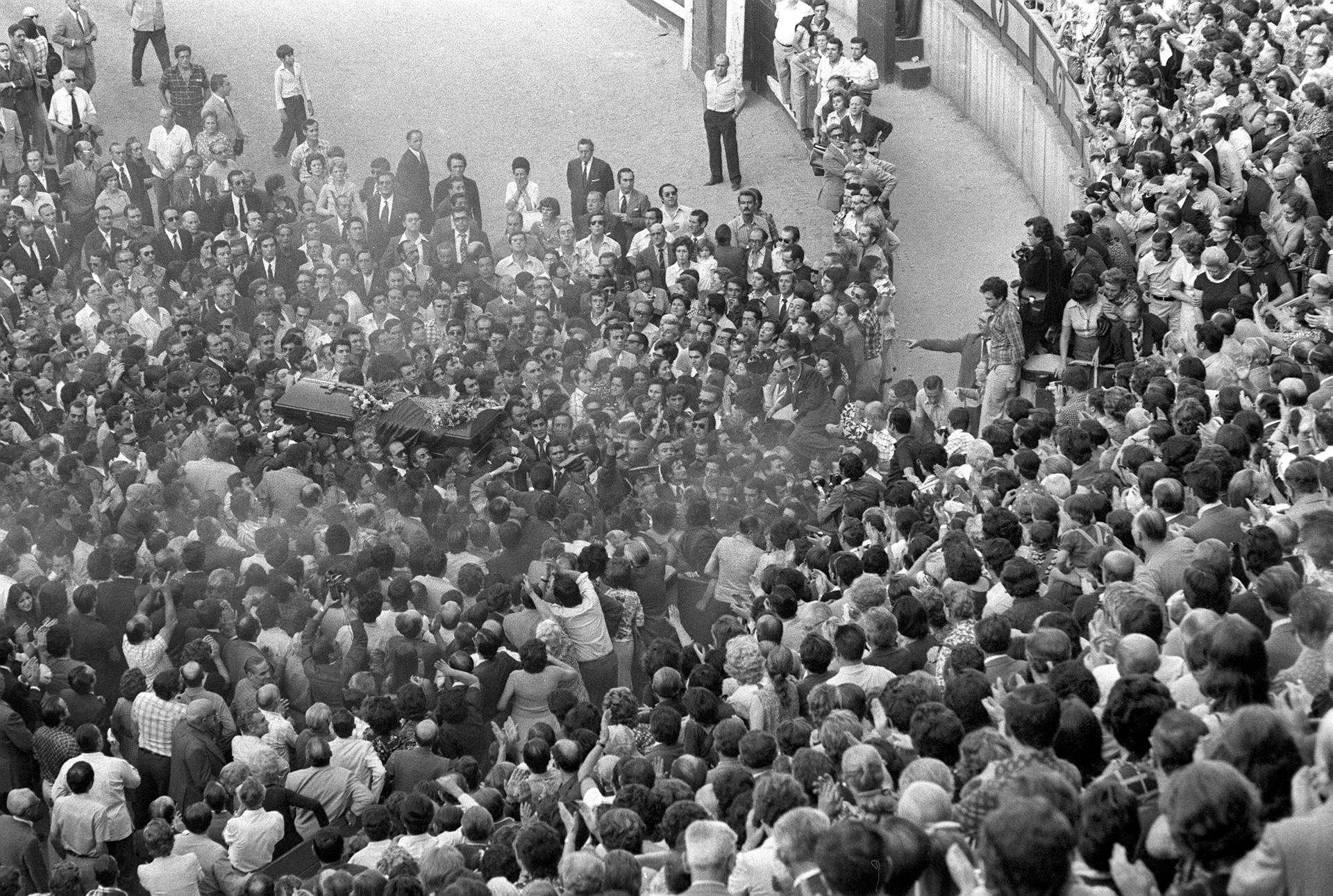 Imagen de archivo, fechada el 8 de octubre de 1975, en la que el féretro con los restos mortales de Antonio Bienvenida es conducido a la plaza de toros de Las Ventas, donde familiares, amigos y compañeros del malogrado diestro le dieron la vuelta al ruedo. EFE/rba
