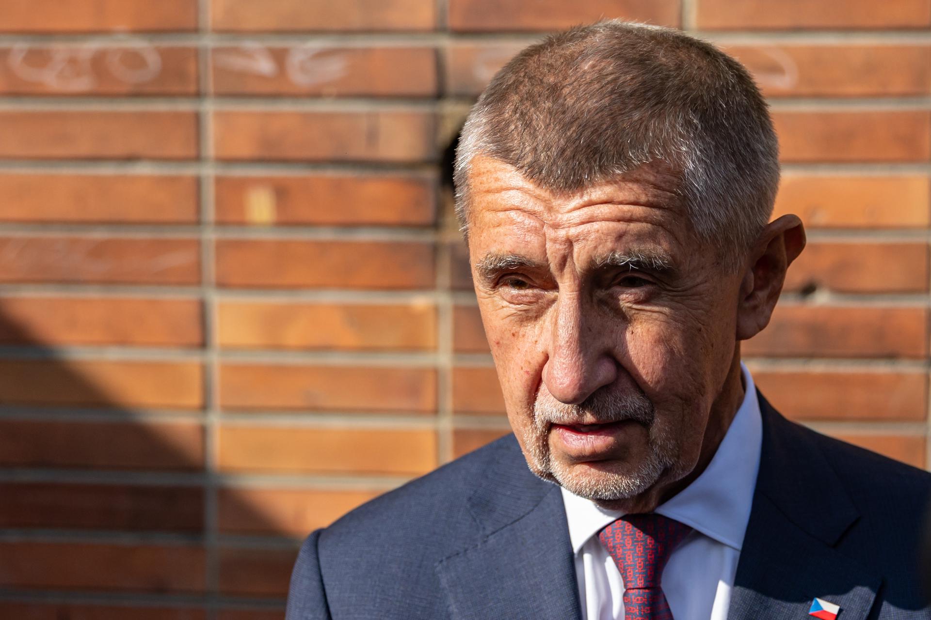 El ex primer ministro checo Andrej Babis, líder del partido ANO y favorito en las elecciones legislativas, este viernes después de votar en Ostrava (República Checa). EFE/EPA/MARTIN DIVISEK
