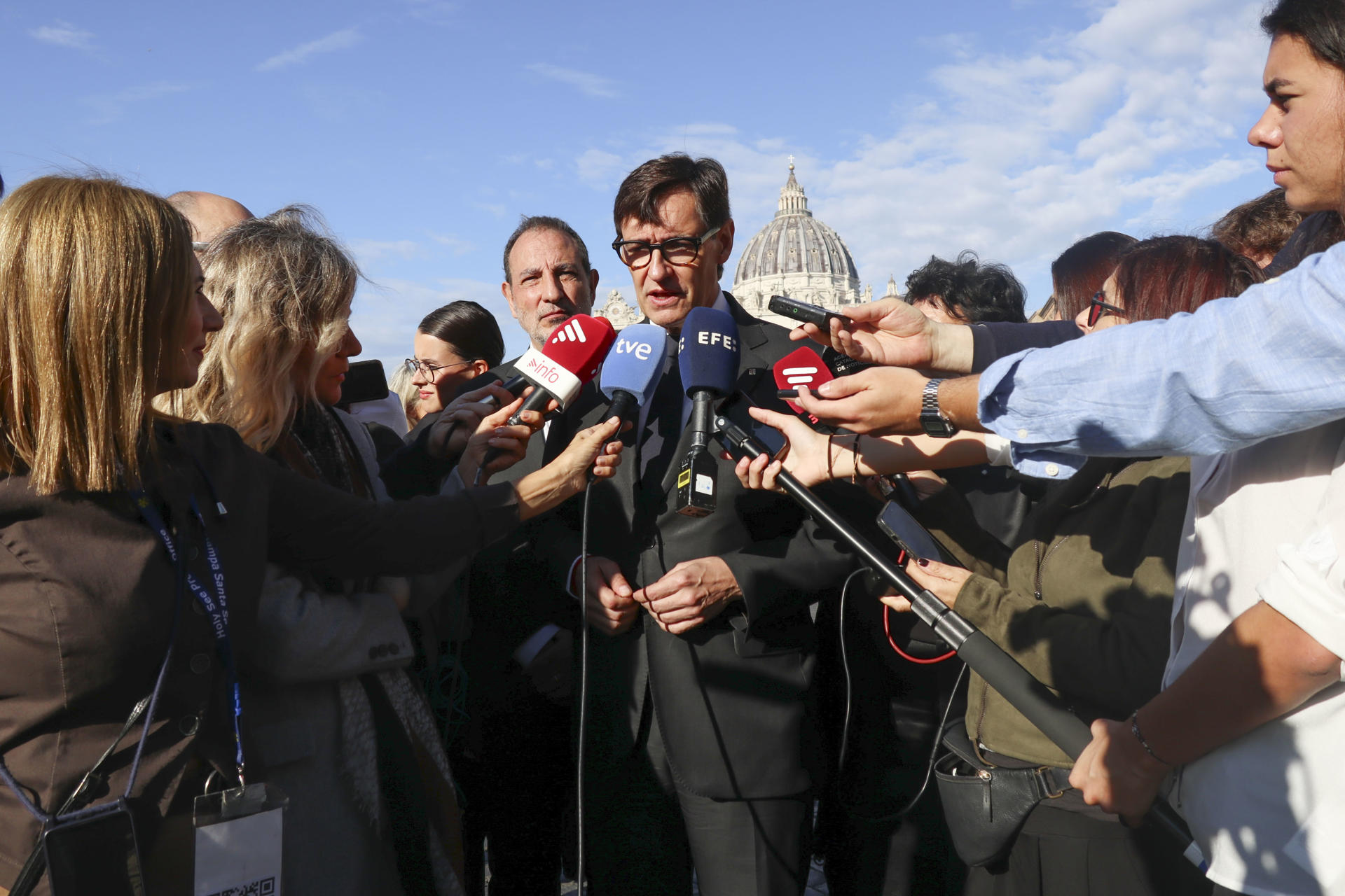 El presidente de la Generalitat de Cataluña, Salvador Illa, realiza declaraciones tras haber invitado este miércoles al papa León XIV a visitar la Sagrada Familia de Barcelona el próximo 10 de junio. EFE/ Daniel Cáceres
