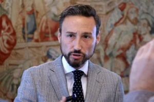 El embajador de España en Panamá, Guzmán Palacios, habla durante una rueda de prensa este jueves, en Ciudad de Panamá (Panamá). EFE/ Gabriel Rodríguez