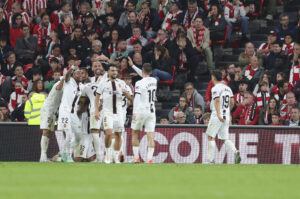 Los jugadores del Mallorca celebran el gol de Samu Costa contra el Athletic Club, durante el partido de la jornada 8 de LaLiga EA Sports entre el Athletic Club y el Mallorca, este sábado en el estadio de San Mamés en Bilbao.-EFE/ Luis Tejido