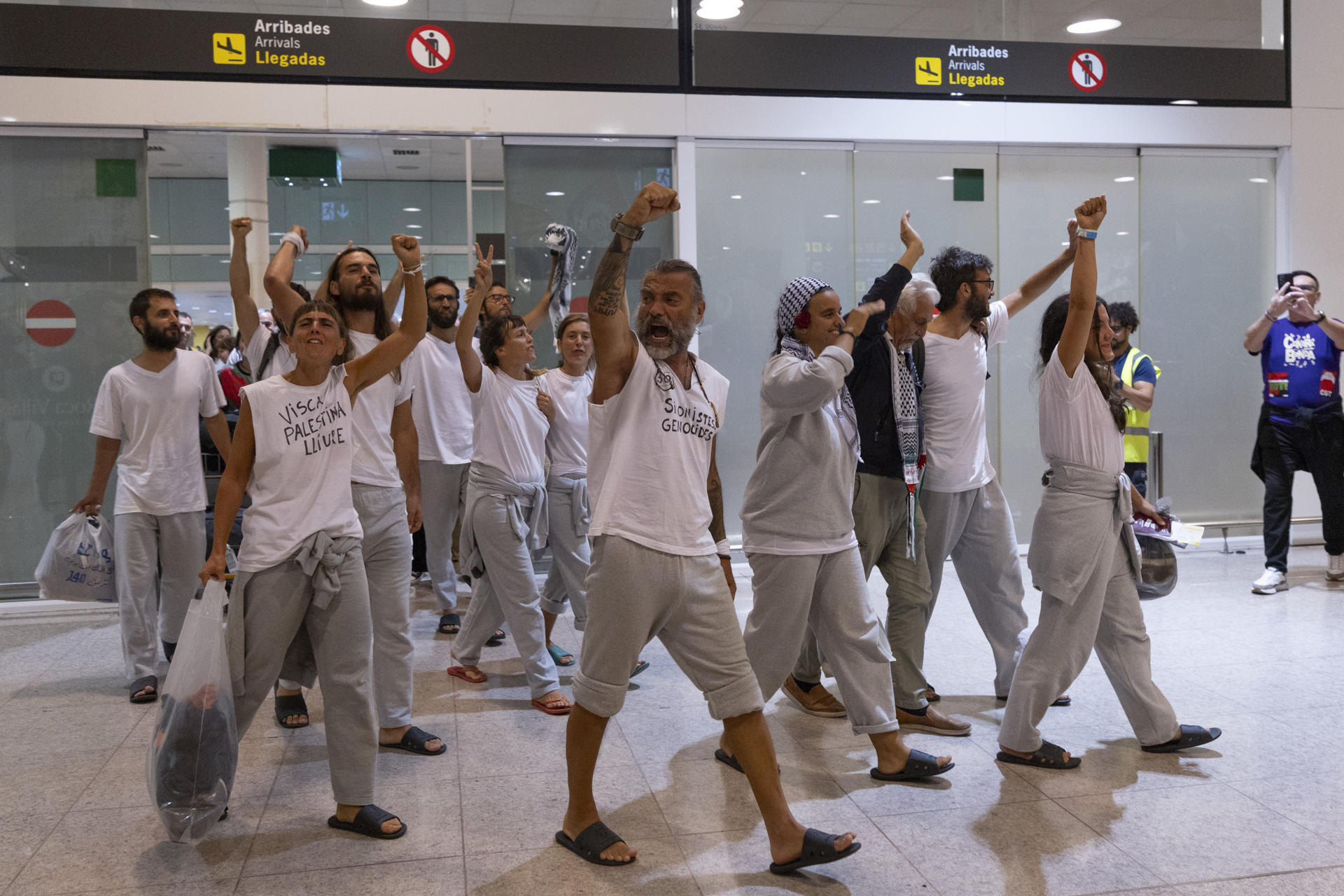 Varios de los activistas que integraban la flotilla Global Summud a su llegada hoy lunes al aeropuerto del Prat, en Barcelona. EFE/Marta Pérez.
