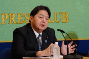 Foto de archivo del secretario jefe del gabinete japonés, Yoshimasa Hayashi, el pasado 24 de septiembre durante el Debate de Candidatos a la Presidencia del Partido Liberal Democrático (PLD) en Tokio. EFE/EPA/JIA HAOCHENG / POOL
