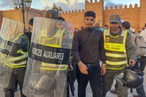 Las manifestaciones sociales juveniles que estallaron el pasado sábado en Marruecos derivaron en disturbios en varias ciudades, como Agadir, Uxda y Beni Mellal, causando heridos y pérdidas materiales, después de coordinarse vía plataformas de videojuegos e inspirarse en las revueltas de la generación Z. En la imagen, servicios de seguridad marroquíes (algunos en paisano) impiden el pasado lunes la organización de una manifestación del grupo GENZ212, y practicaron varias detenciones, en la plaza céntrica de Bab el Had y en sus cercanías. EFE/ Mohamed Siali