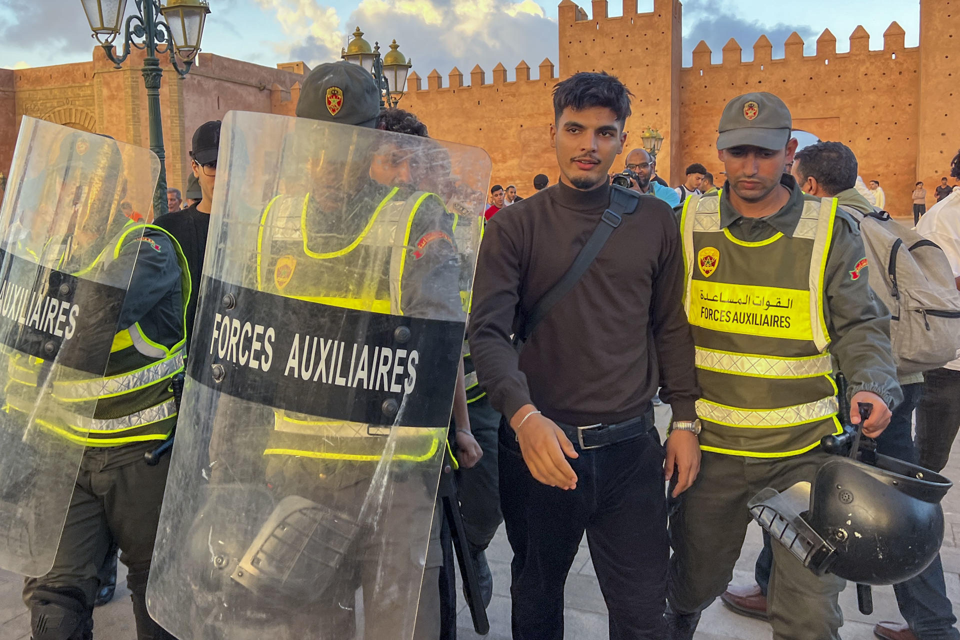 Las manifestaciones sociales juveniles que estallaron el pasado sábado en Marruecos derivaron en disturbios en varias ciudades, como Agadir, Uxda y Beni Mellal, causando heridos y pérdidas materiales, después de coordinarse vía plataformas de videojuegos e inspirarse en las revueltas de la generación Z. En la imagen, servicios de seguridad marroquíes (algunos en paisano) impiden el pasado lunes la organización de una manifestación del grupo GENZ212, y practicaron varias detenciones, en la plaza céntrica de Bab el Had y en sus cercanías. EFE/ Mohamed Siali