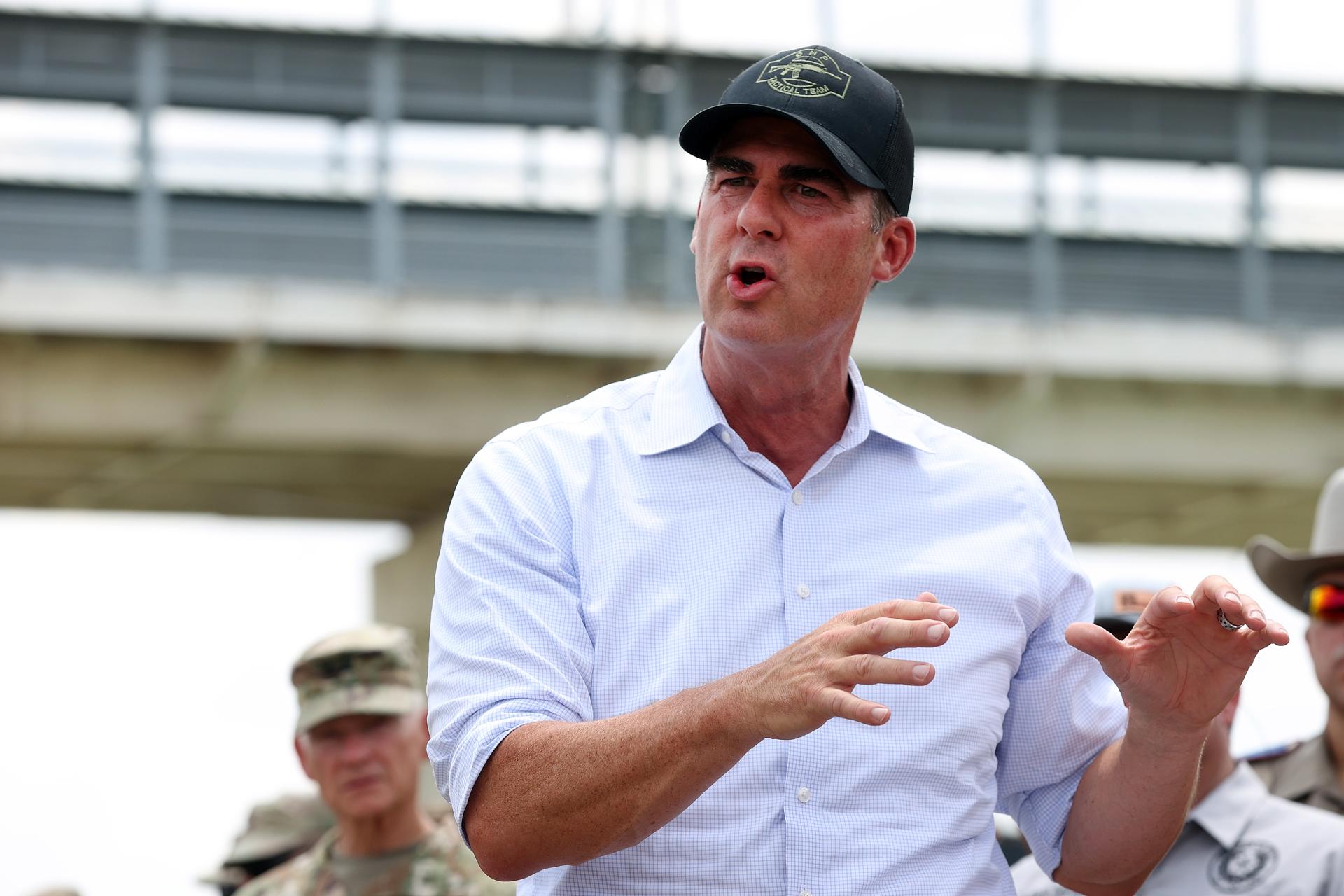 Fotografía de archivo del Gobernador de Oklahoma, Kevin Stitt. EFE/ADAM DAVIS