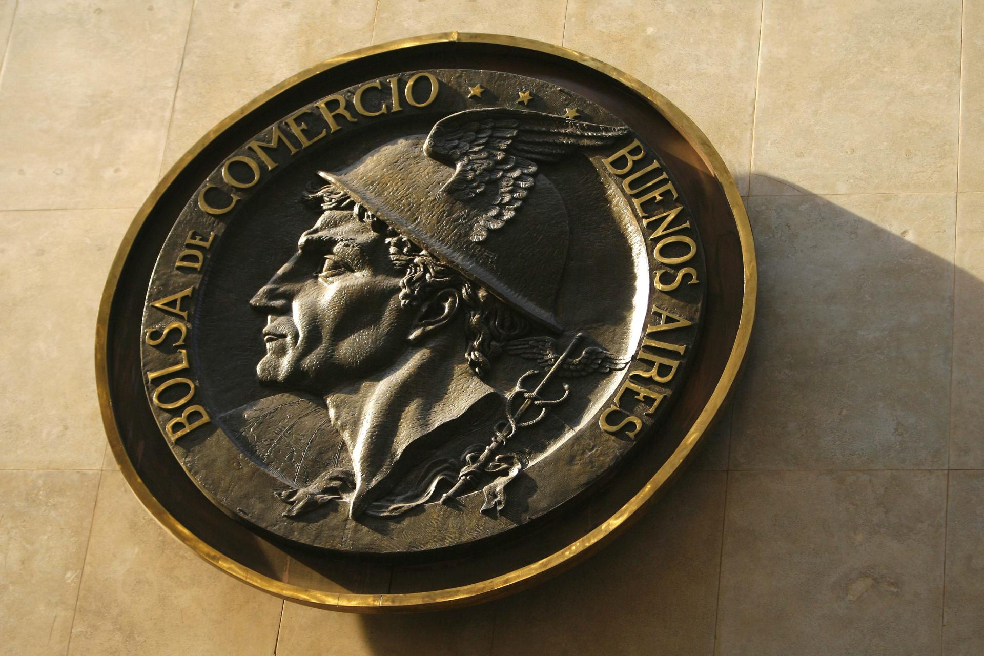 Fotografía de archivo de un escudo de la Bolsa de Comercio de Buenos Aires, en el centro de la capital argentina. EFE/Cézaro De Luca