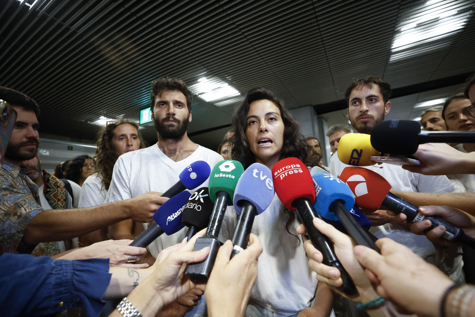 El primer grupo de 21 activistas españoles de la Global Sumud Flotilla ha aterrizado este domingo en Madrid, junto a varios compañeros de Países Bajos y Portugal, tras ser detenidos por Israel cuando intentaban llegar por mar a la Franja de Gaza con ayuda humanitaria. EFE/Javier Lizón
