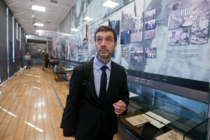Foto del ministro de Derechos Sociales, Consumo y Agenda 2030 del Gobierno de España, Pablo Bustinduy, visita el Museo de la Memoria y los Derechos Humanos este martes, en Santiago (Chile). EFE/ Ailen Díaz