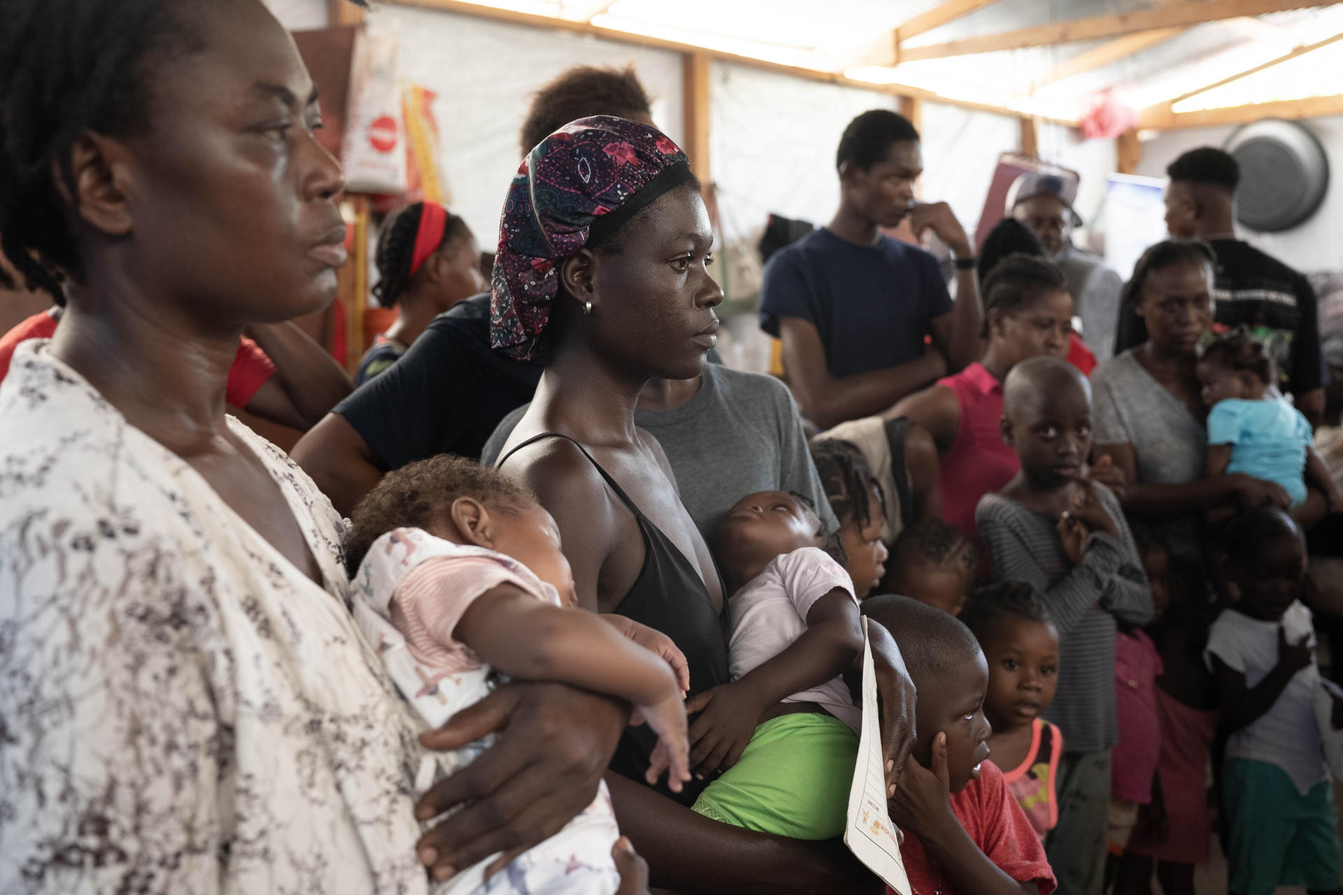 Fotografía cedida por el Programa Mundial de Alimentos (WFP sus siglas en ingles) donde se observan personas asistiendo a una jornada de salud este miércoles, en la Escuela Jean Marie César, en Puerto Príncipe (Haití). EFE/ María Gallar /Programa Mundial de Alimentos

