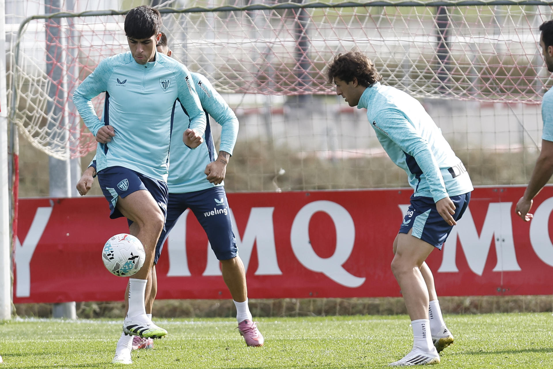 Alejandro Rego (i) golpea un balón durante el entrenamiento que el Athletic de Bilbao ha celebrado este jueves, el último en semana de parón liguero. EFE/ Miguel Toña