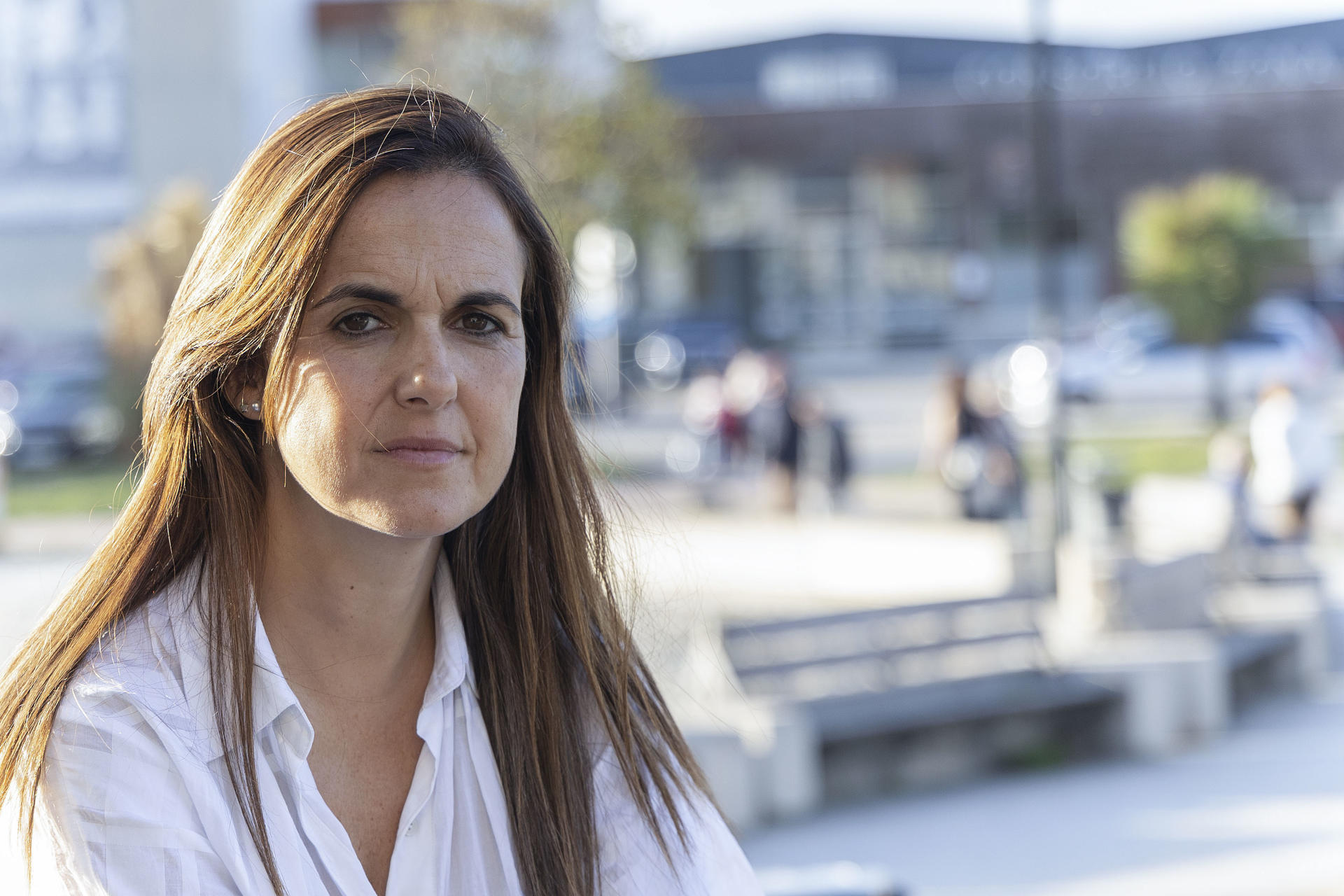 La periodista Alicia Orriols aborda el suicidio y el abuso sexual en su libro 'Mirar de frente', donde relata su intento de suicidio 24 años después y otros testimonios. Con relatos duros busca romper tabúes, generar diálogo y crear redes de apoyo para quienes enfrentan traumas y problemas de salud mental. EFE / Salvador Sas
