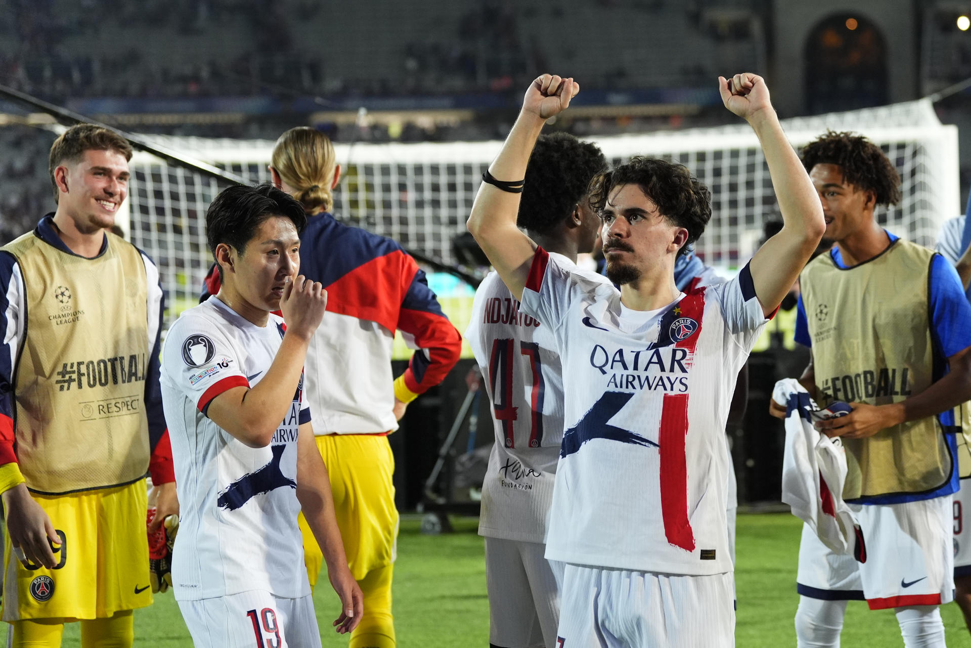 Los jugadores del París Saint-Germain celebran su victoria a la finalización del partido de la primera fase de la Liga de Campeones que FC Barcelona y PSG disputaron en el estadio olímpico Lluis Companys. EFE/Siu Wu.