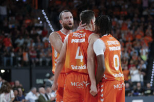 Jugadores del Valencia celebran una canasta, durante el partido de la primera jornada de la Liga Endesa que Valencia Basket y Barcelona disputaron en Valencia. EFE/Manuel Bruque