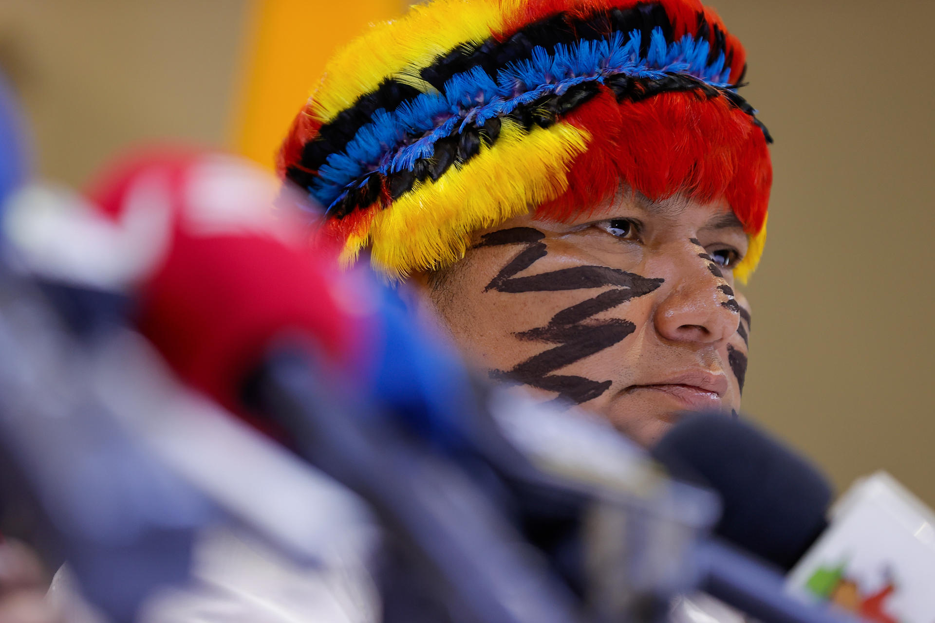 El presidente de la Confederación de Nacionalidades Indígenas (Conaie), Marlon Vargas, al intervenir este martes, 30 de septiembre, durante una rueda de prensa, en Quito (Ecuador). EFE/José Jácome
