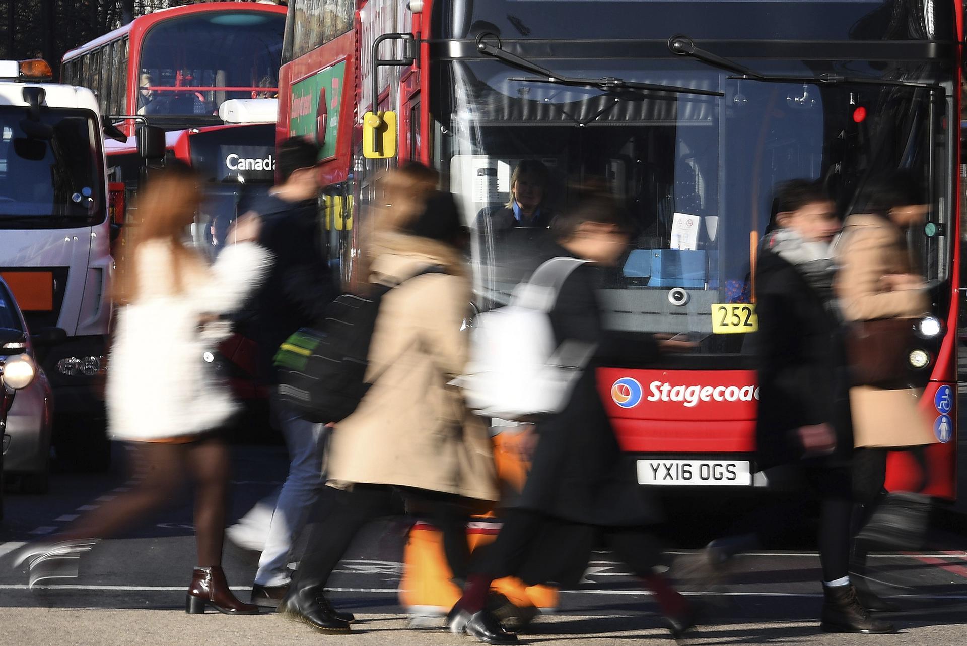 En la imagen de archivo, varias personas cruzan una calle en Londres, Reino Unido. EFE/ANDY RAIN