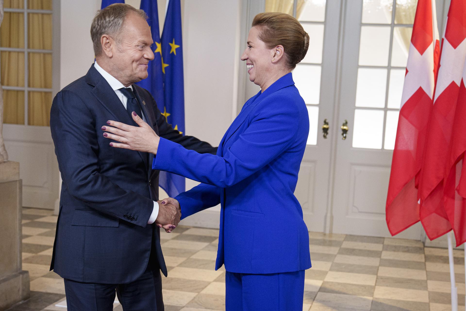 La primera ministra danesa Mette Frederiksen recibe al primer ministro polaco Donald Tusk en el Castillo de Christiansborg en Copenhague, Dinamarca, el 1 de octubre de 2025, para una reunión informal de los jefes de estado y de gobierno de la UE. (Dinamarca, Copenhague) EFE/EPA/LISELOTTE SABROE DENMARK OUT