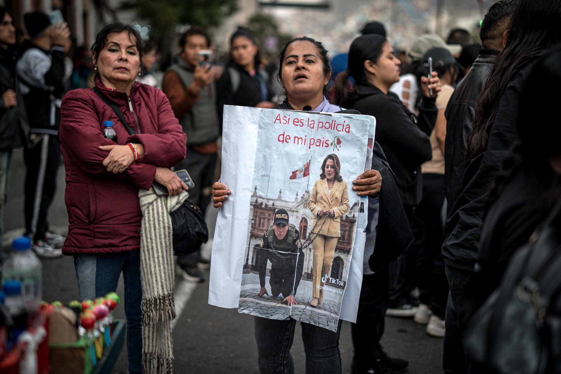 Personas participan en una manifestación este jueves, en Lima (Perú). EFE/ John Reyes Mejia