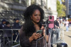 Una creadora de contenido habla en una transmisión en vivo antes de la sentencia del rapero estadounidense Sean 'Diddy' Combs fuera del tribunal federal en Nueva York,EE.UU. EFE/SARAH YENESEL
//////////
NEW YORK (United States), 03/10/2025.- A content creator speaks on a live stream before the sentencing of US rapper and record executive Sean 'Diddy' Combs outside federal court in New York, New York, USA, 03 October 2025. Combs was found guilty of two counts of transportation to engage in prostitution in July. (Nueva York) EFE/EPA/SARAH YENESEL