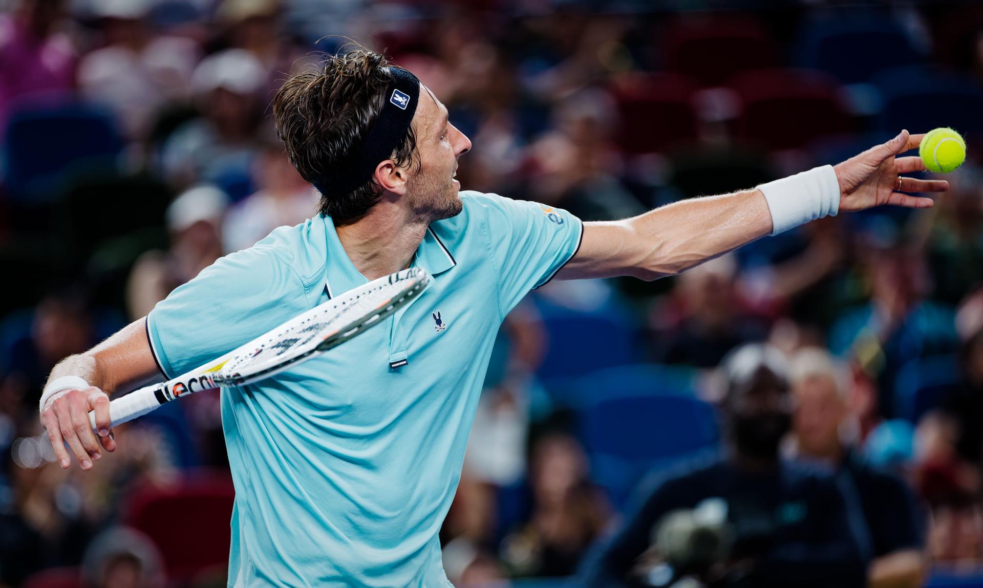 El francés Arthur Rinderknech celebra su victoria en el partido de este lunes contra el alemán Alexander Zverev en el torneo de Shanghai. EFE/ ALEX PLAVEVSKI