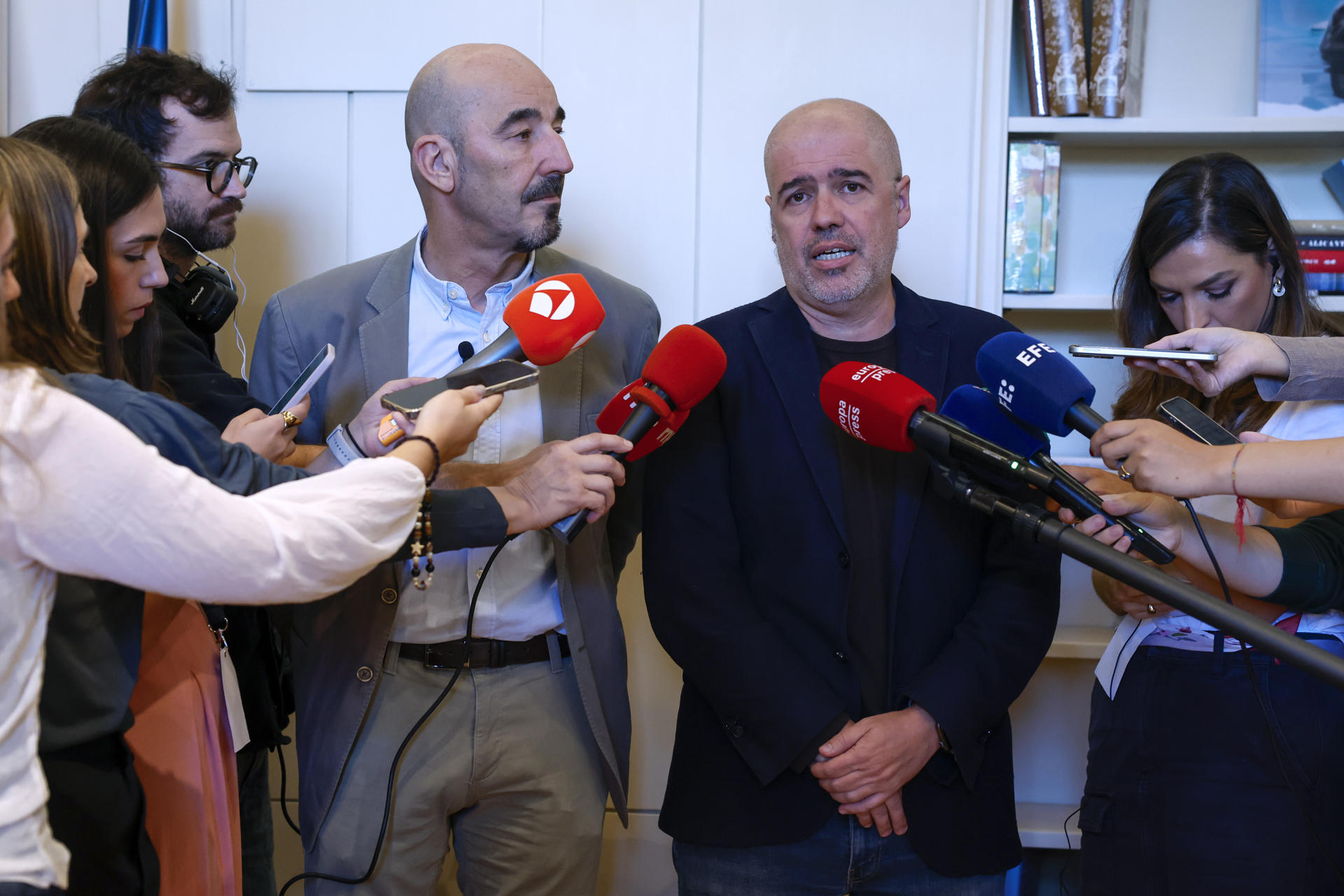 El secretario general de CCOO, Unai Sordo y el vicesecretario general de Política Sindical de UGT, Fernando Luján de Frías, realizan declaraciones tras su reunión con la vicepresidenta tercera y ministra para la Transición Ecológica y el Reto Demográfico, Sara Aagesen este lunes en Madrid, a la que han asistido los presidentes de la CEOE y CEPYME, Antonio Garamendi y Ángela de Miguel, para abordar el Pacto de Estado frente a la Emergencia Climática. EFE/ JJ Guillén
