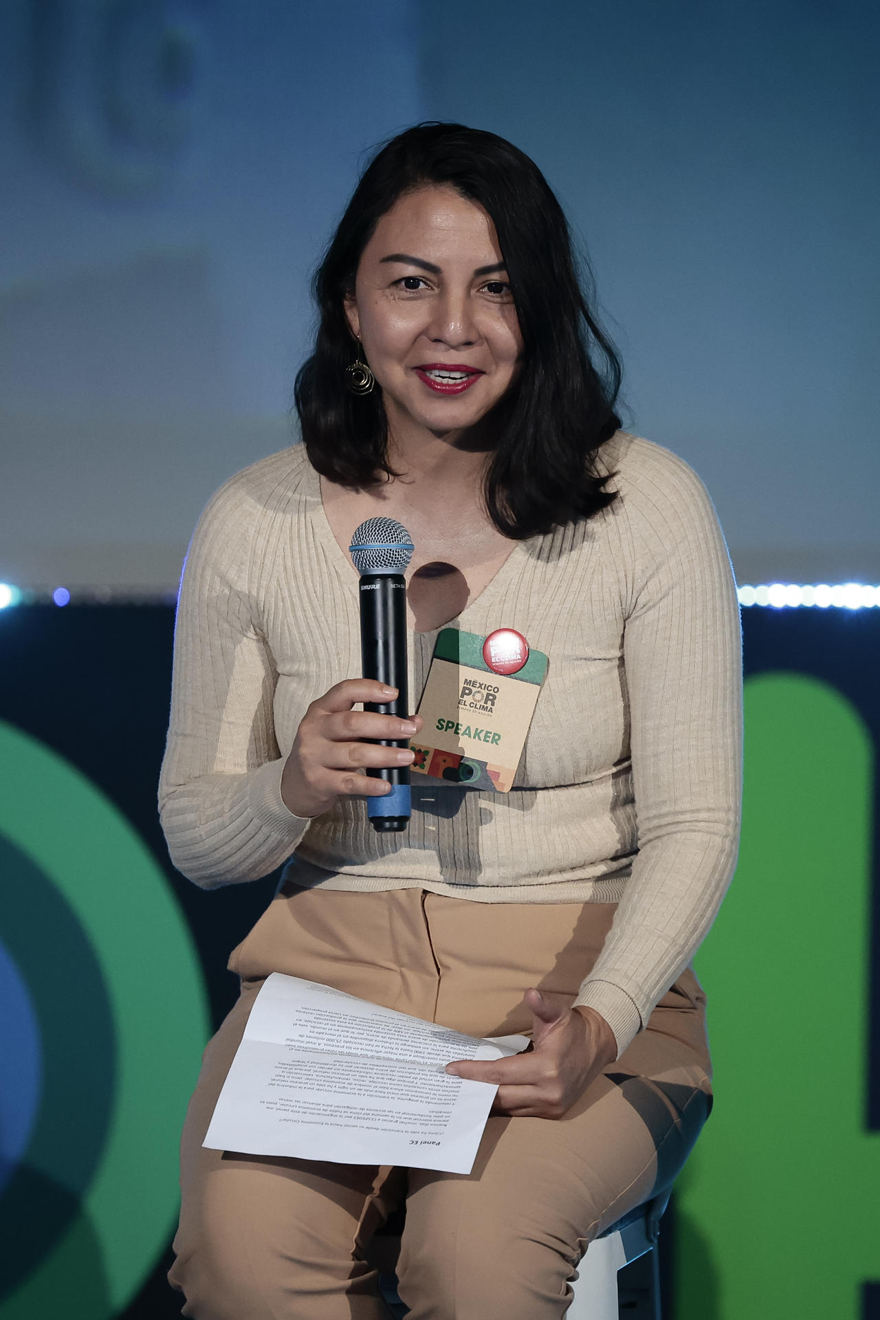 La directora de Desarrollo Sustentable y Energía de la Cámara Nacional de la Industria del Hierro y del Acero (Canacero), Mónica Barrera, habla durante el panel 'Logros desde México en economía circular' en el marco del foro 'México por el clima' este jueves, en la Ciudad de México (México). EFE/ José Méndez