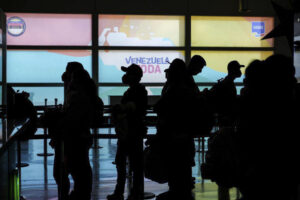 Fotografía cedida donde se observa a personas ingresar al país en el aeropuerto internacional Simón Bolívar, en Maiquetia (Venezuela). EFE/ Ministerio de Interior, Justicia y Paz