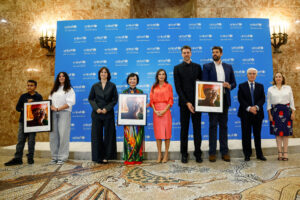 La reina Letizia (c), posa con la activista por la paz Kim Phuc Pahan Thi (4i) y con los jugadores de baloncesto Marc (3d) y Pau (4d) Gasol, entre otros, durante la entrega de los Premios Unicef España 2025, este jueves en Madrid. Los galardones han recaído en la Gasol Foundation; la red Cibercorresponsables; y Kim Phuc Pahan Thi, 'la niña del napalm'. EFE/ Daniel González