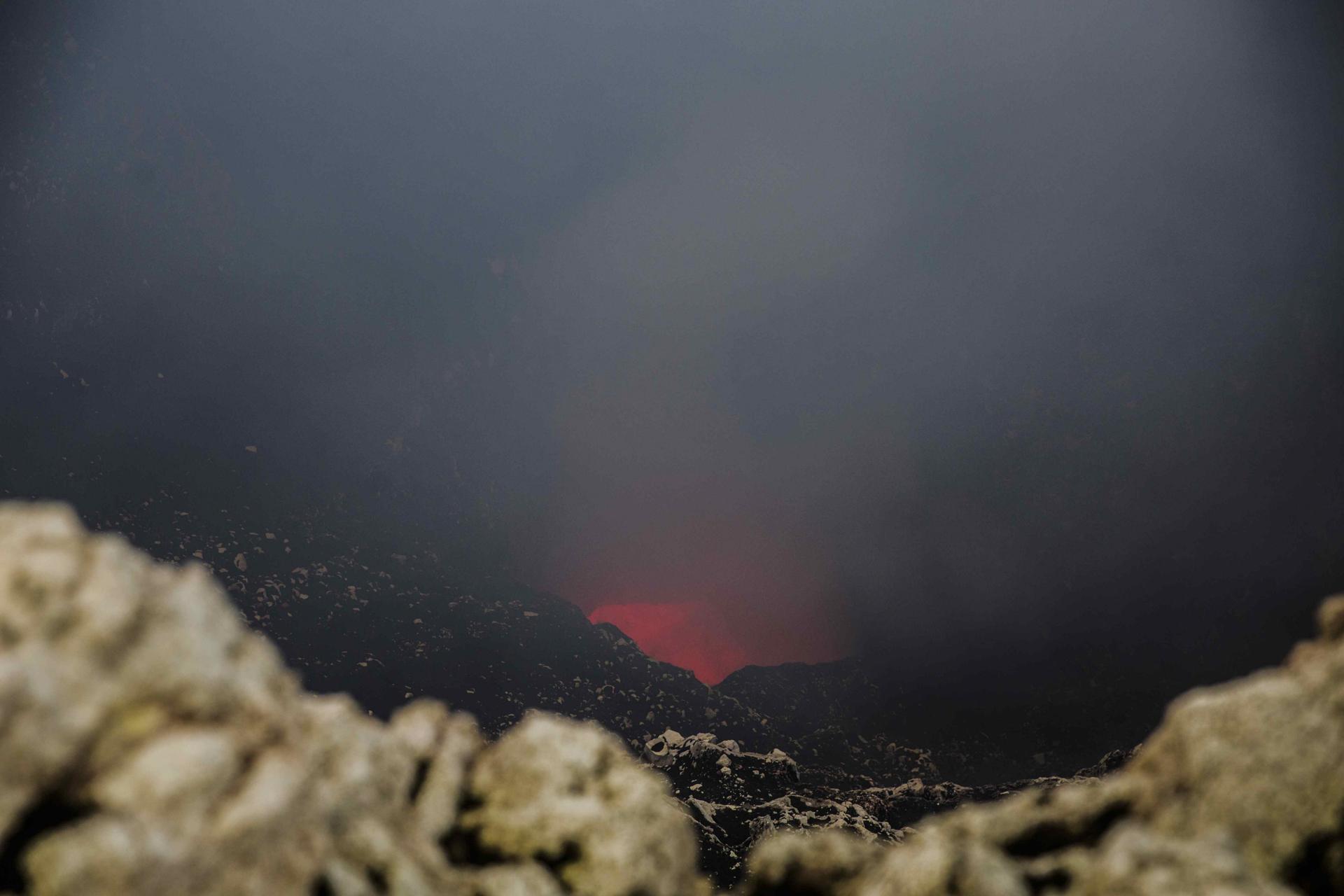 Vista de lava al lado del cráter del volcán Masaya. Foto de archivo. EFE/Jorge Torres