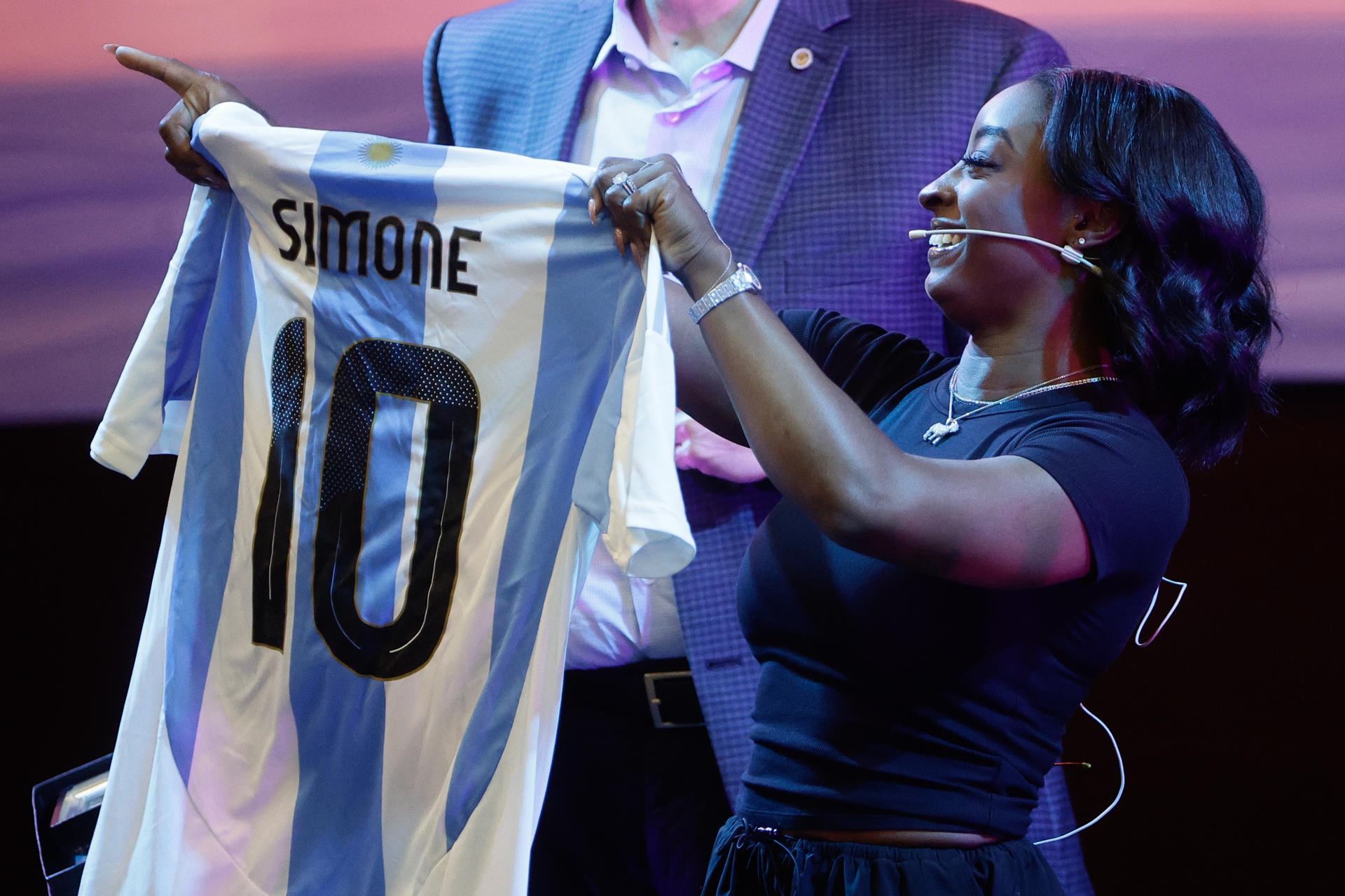 La gimnasta estadounidense y múltiple campeona olímpica Simone Biles fue captada este jueves, 9 de octubre, durante una clínica de gimnasia artística, en el estadio Mary Terán de Weiss, en Buenos Aires (Argentina). EFE/Juan Ignacio Roncoroni