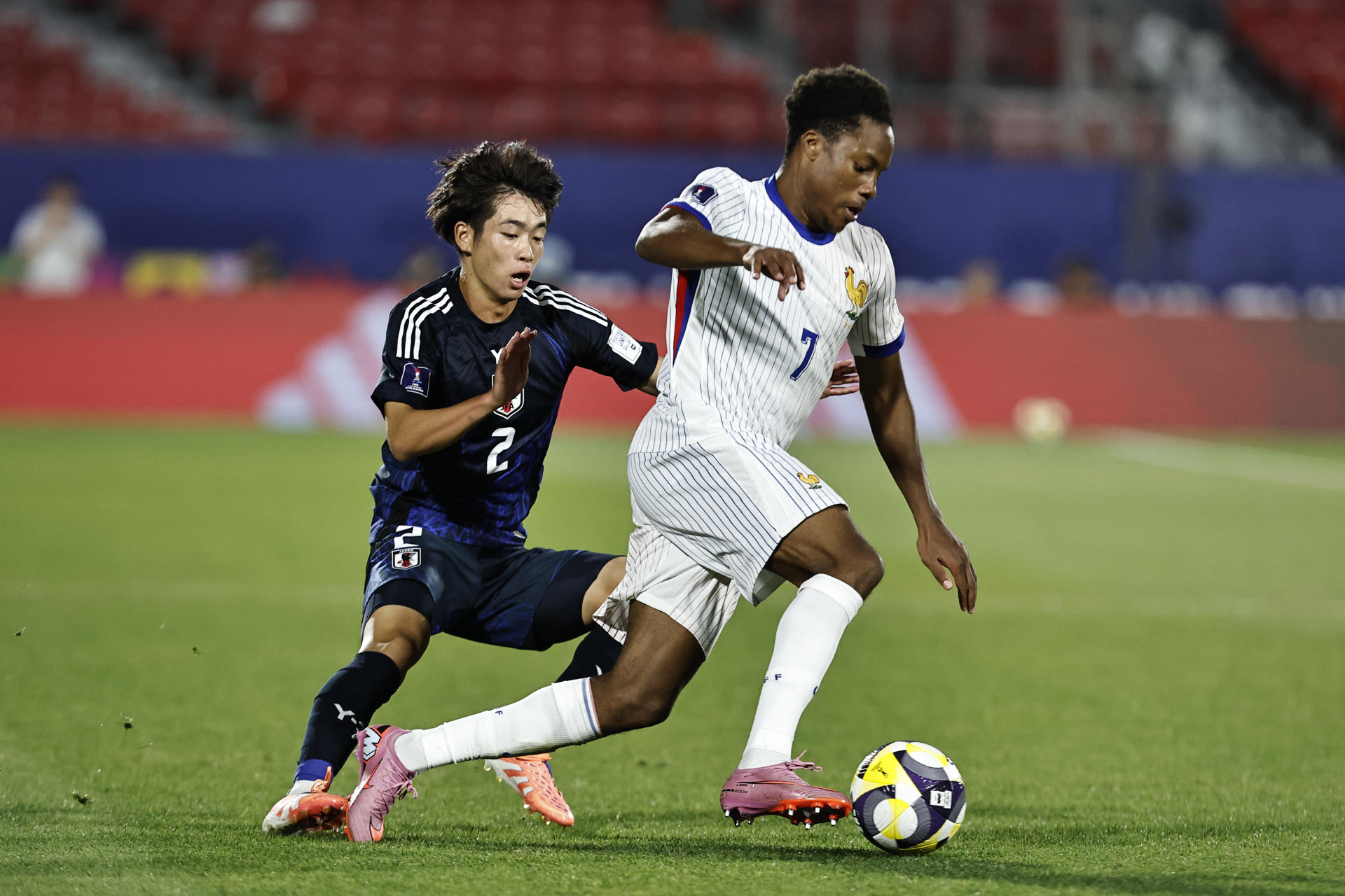 Rei Umeki (i) de Japón disputa el balón con Lucas Michel de Francia en un partido de octavos de final de la Copa Mundial Sub-20. EFE/Osvaldo Villarroel
