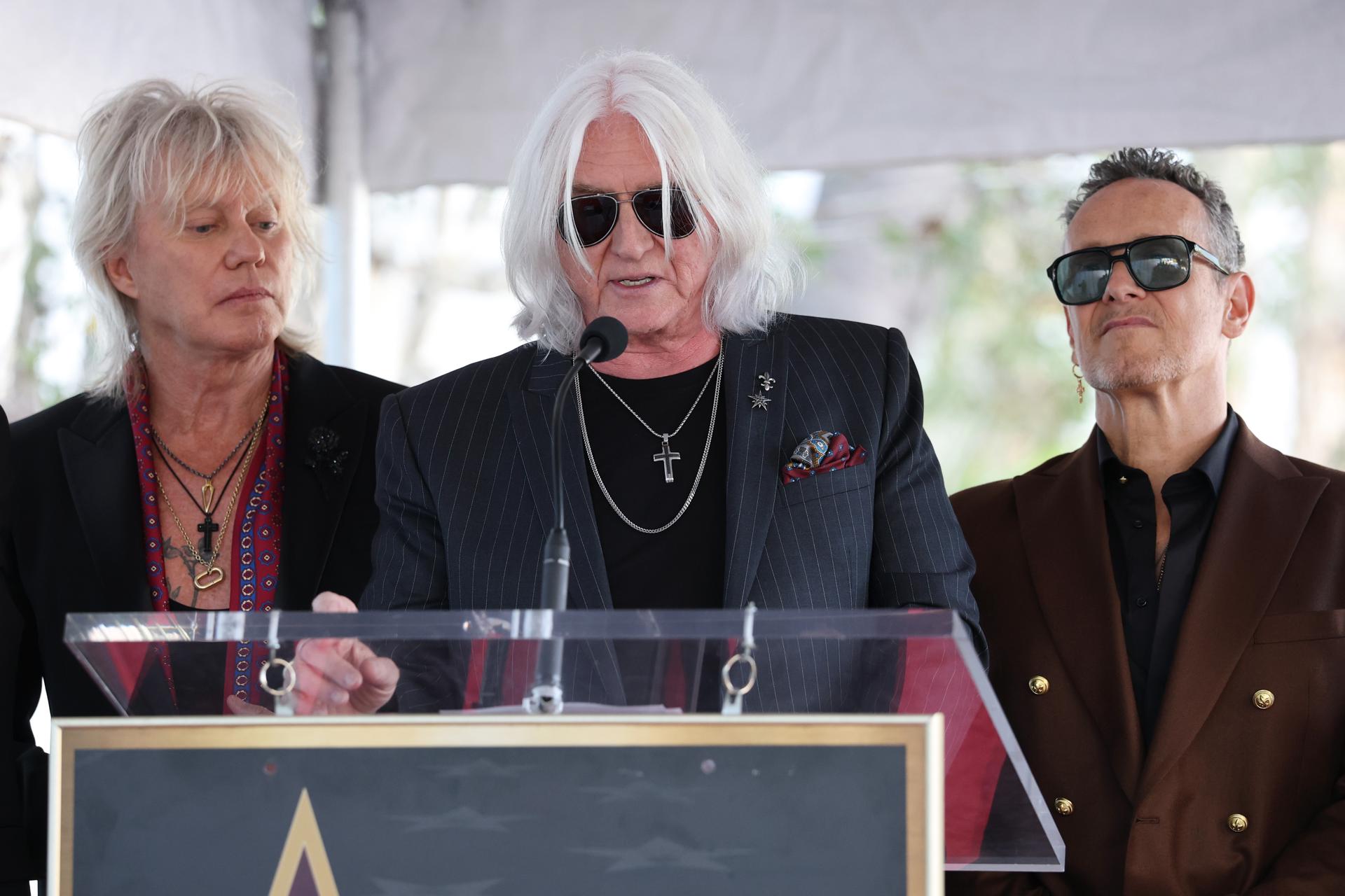 Los integrantes de la agrupación británica Def Leppard, Rick Allen, Rick Savage, Joe Elliott, Vivian Campbell, y Phil Collen (de izq a dere) hablan durante la ceremonia de colocación de una estrella en el Paseo de la Fama de Hollywood, en Los Ángeles, California, EE.UU., el 9 de octubre de 2025. EFE/ALLISON DINNER
