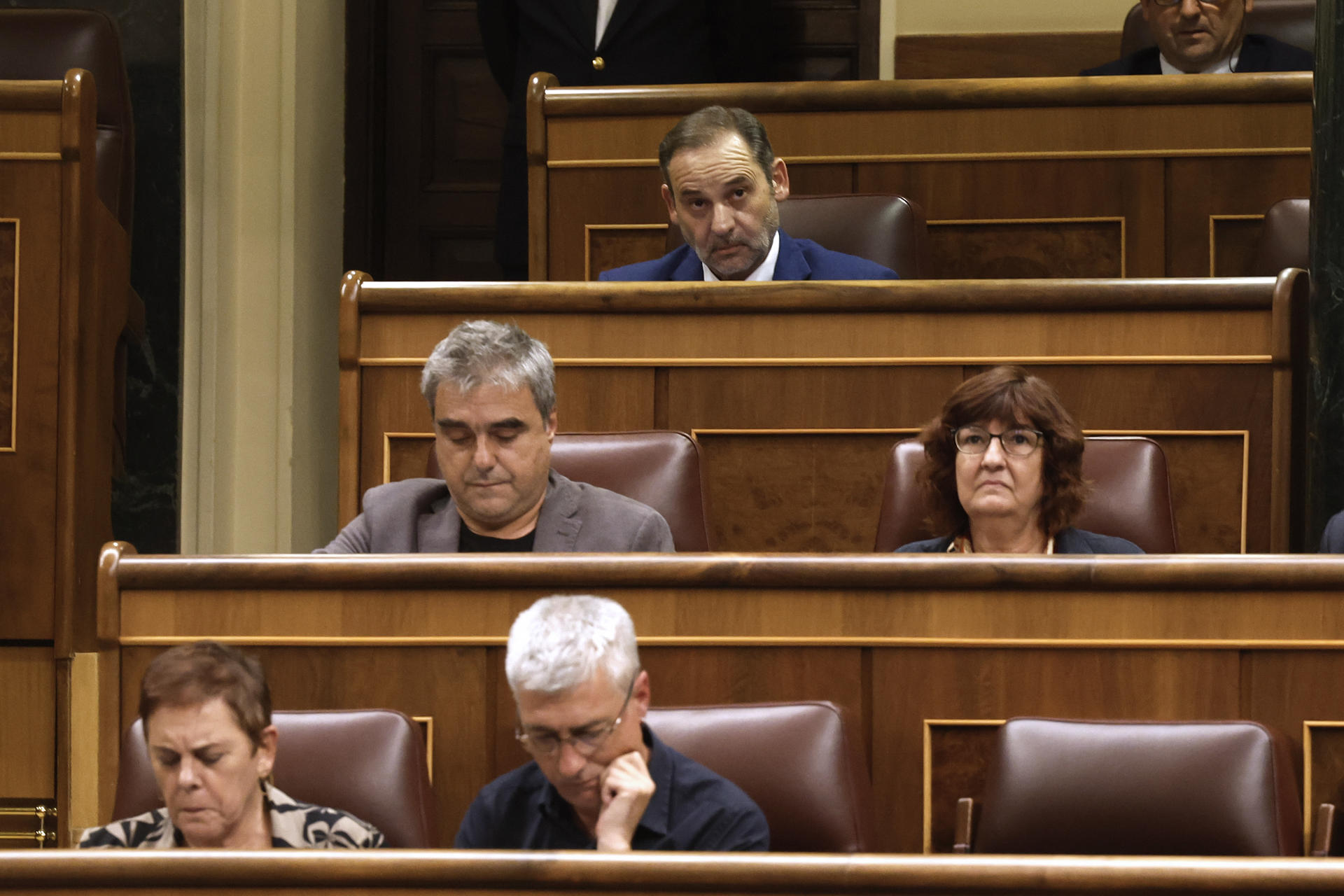 El diputado y exministro José Luis Ábalos (detrás) durante el pleno celebrado este miércoles por el Congreso de los Diputados, en Madrid. EFE/JP Gandul