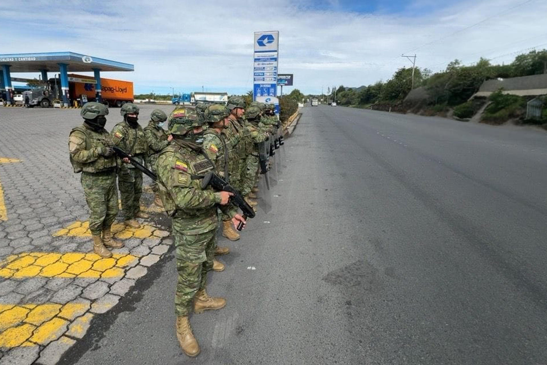 Fotografía cedida por el Ejército del Ecuador donde se observa a militares custodiando una zona este jueves, en Quito (Ecuador). EFE/ Ejercito de Ecuador