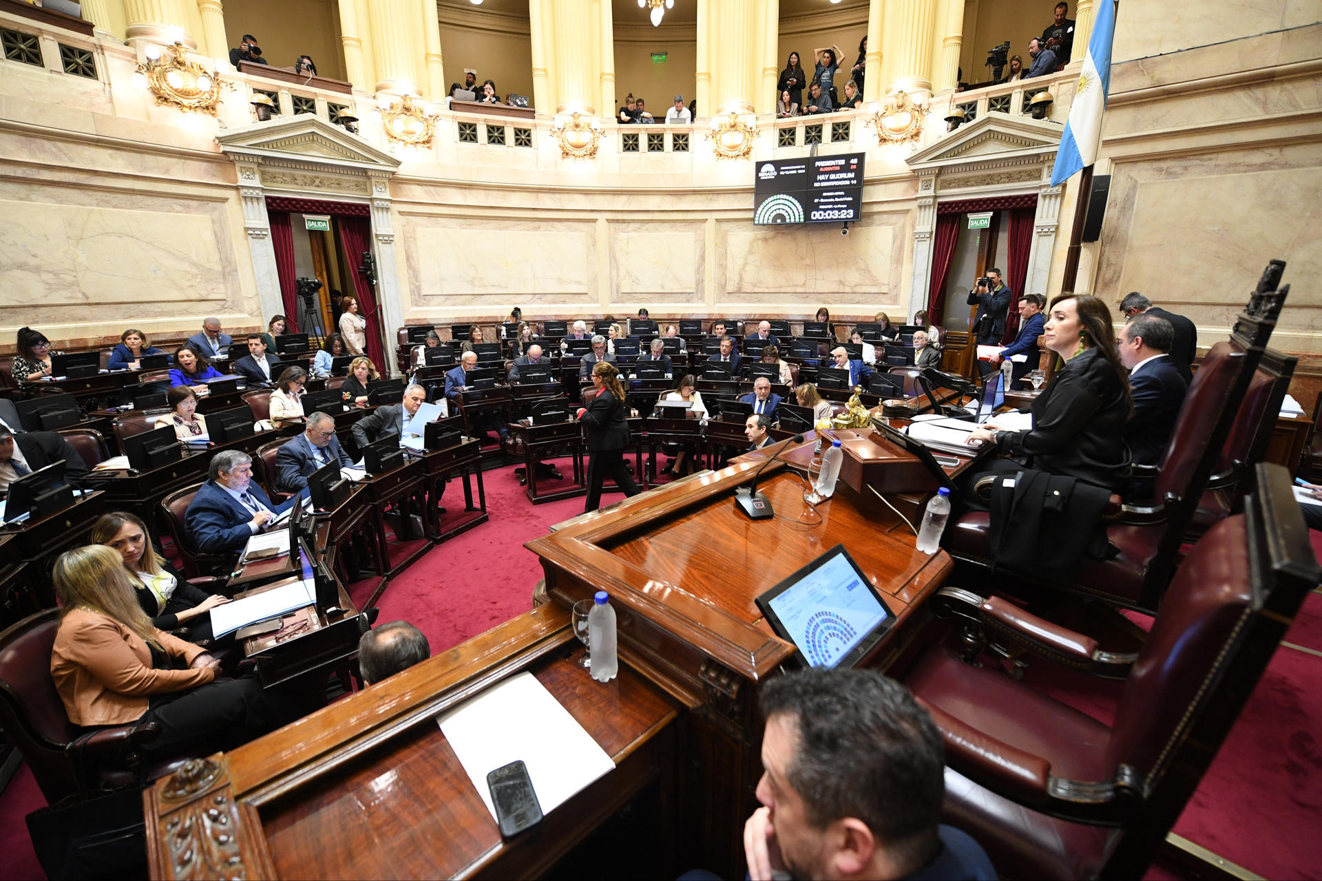 Fotografía cedida este jueves, 2 de octubre, por el Senado de Argentina de una vista general del hemiciclo parlamentario, durante una sesión plenaria en la que fueron revertidos los vetos Gobierno a las leyes de aumento de fondos a las universidades públicas y al sistema de salud pediátrica, en Buenos Aires (Argentina). EFE/Prensa Senado de Argentina
