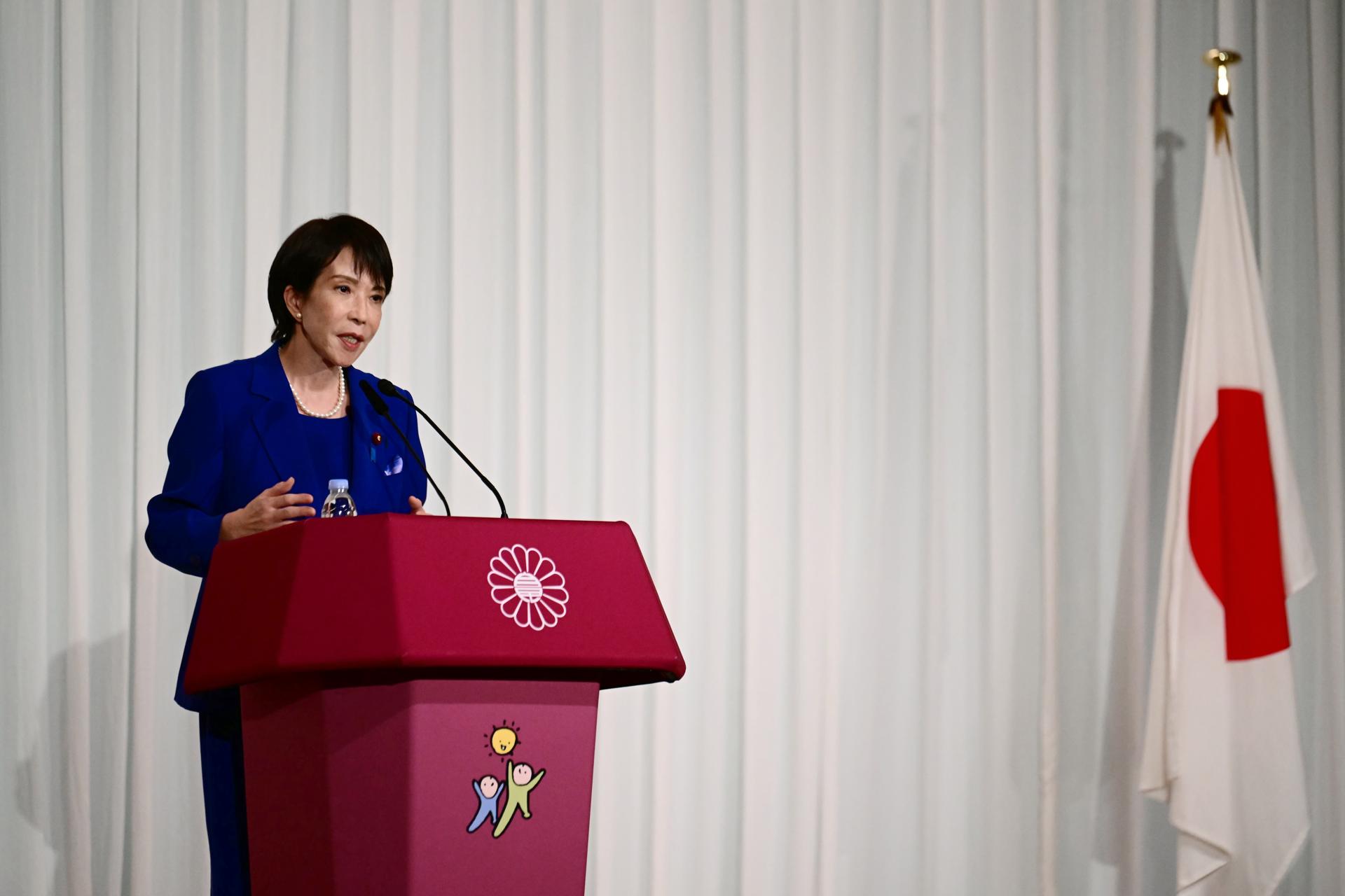 La exministra del Interior japonesa Sanae Takaichi, este sábado durante una rueda de prensa en Tokio, tras ser elegida líder del gobernante Partido Liberal Democrático (PLD) en las primarias de la formación. EFE/EPA/YUICHI YAMAZAKI / POOL
