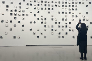 Pensada casi como un oasis para bajar de revoluciones en pleno corazón de París, la exposición 'Minimal' recorre este otoño la evolución del arte minimalista en la antigua Bolsa de Comercio, museo de las iniciativas de la Colección Pinault en la capital francesa. A través de un centenar de obras desplegadas en las diáfanas instalaciones de este edificio circular, ubicado a pocos minutos del Louvre, la visión de artistas como Dan Flavin, Robert Ryman, On Kawara o François Mollet repasan este movimiento que, desde los años 60, repensó el estatuto de la obra de arte y su relación con el espectador, depurando la estética al máximo. EFE/ Nerea González