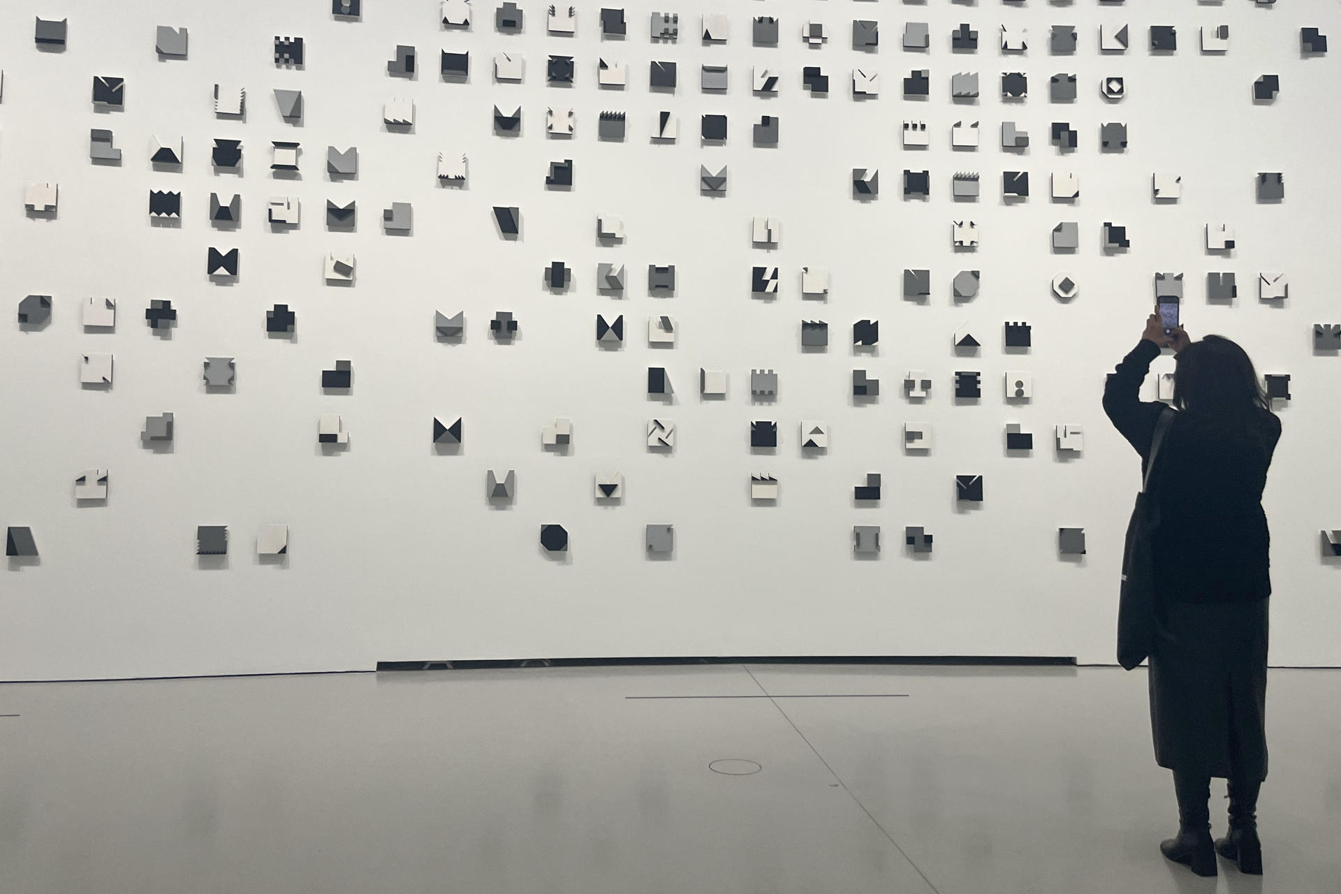 Pensada casi como un oasis para bajar de revoluciones en pleno corazón de París, la exposición 'Minimal' recorre este otoño la evolución del arte minimalista en la antigua Bolsa de Comercio, museo de las iniciativas de la Colección Pinault en la capital francesa. A través de un centenar de obras desplegadas en las diáfanas instalaciones de este edificio circular, ubicado a pocos minutos del Louvre, la visión de artistas como Dan Flavin, Robert Ryman, On Kawara o François Mollet repasan este movimiento que, desde los años 60, repensó el estatuto de la obra de arte y su relación con el espectador, depurando la estética al máximo. EFE/ Nerea González