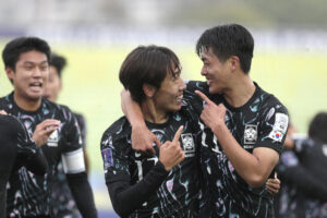 Hyun-Min Kim (ci) y Kim Myung-jun (d) de Corea del Sur celebran un gol este viernes en un partido del Grupo B de la Copa Mundial Sub-20 ante Panamá en el estadio Elías Figueroa Brander, en Valparaíso (Chile). EFE/ Adriana Thomasa