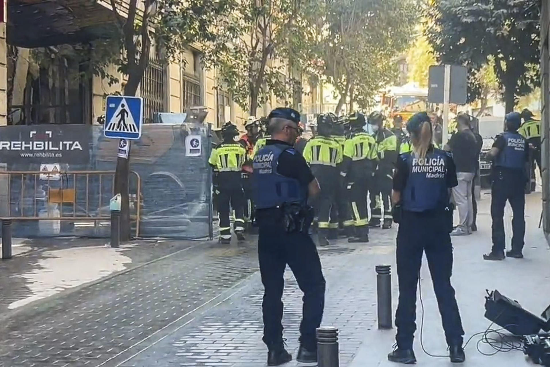 Captura de un video facilitado por Emergencias Madrid. El forjado de un edificio en obras en el centro de Madrid se derrumbó este martes parcialmente en la calle Hileras. EFE/Emergencias Madrid
-SOLO USO EDITORIAL/SOLO DISPONIBLE PARA ILUSTRAR LA NOTICIA QUE ACOMPAÑA (CRÉDITO OBLIGATORIO)-
