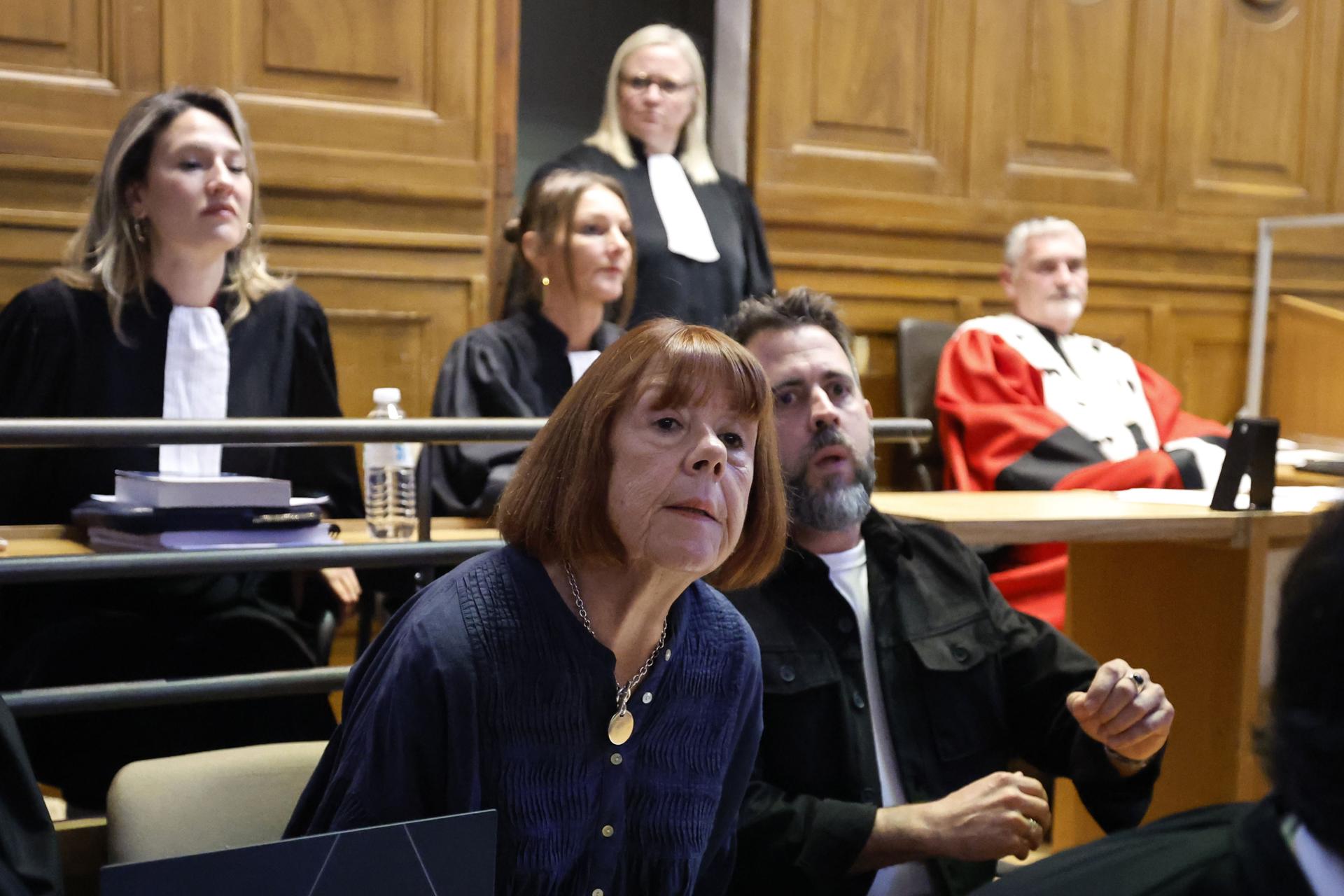 Gisele Pelicot (C-L) se sienta al lado de su hijo Florian Pelicot (C-R) en la sala del tribunal penal de Gard, en Nimes, Francia, 06 de octubre de 2025. Un juicio de apelación que involucra a uno de los acusados condenados en las violaciones masivas cometidas contra ella será escuchado por el tribunal del 06 al 09 de octubre. (Francia) EFE/EPA/GUILLAUME HORCAJUELO
