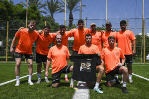 Vista del entrenamiento del equipo de fútbol Shual (Zorros) de Kfal Azza, cuyo entrenador Yanay Katzir llevaba tres años entrenando cuando en un kibutz en la frontera con Gaza el 7 de octubre de 2023 Hamás entró en el pueblo y mató a 64 de sus habitantes, tres de ellos del equipo. Desde entonces, el fútbol se ha convertido en una "terapia" para estas "personas rotas" que intentan así jugar por los que ya no pueden hacerlo. Yanay ya solo va al kibutz que le vio nacer cuando se reúne con sus compañeros de equipo. Hace dos años, vivía muy cerca de allí con su mujer embarazada y su niña, pero el ataque de Hamás lo cambió todo: mataron a su padre y su madre quedó tan traumatizada, dice, que es como si ya no tuviera una.- EFE/ Magda Gibelli