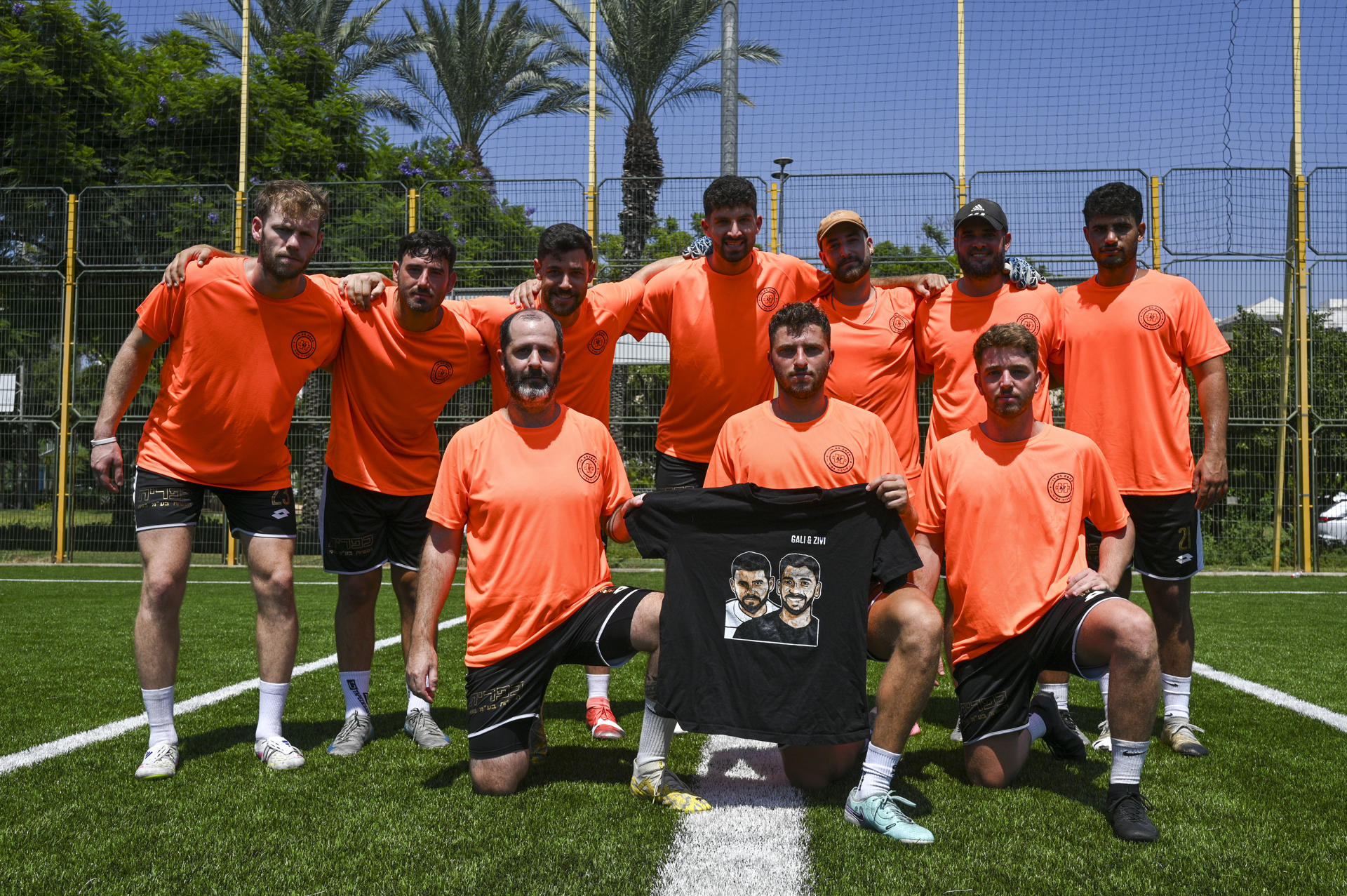 Vista del entrenamiento del equipo de fútbol Shual (Zorros) de Kfal Azza, cuyo entrenador Yanay Katzir llevaba tres años entrenando cuando en un kibutz en la frontera con Gaza el 7 de octubre de 2023 Hamás entró en el pueblo y mató a 64 de sus habitantes, tres de ellos del equipo. Desde entonces, el fútbol se ha convertido en una "terapia" para estas "personas rotas" que intentan así jugar por los que ya no pueden hacerlo. Yanay ya solo va al kibutz que le vio nacer cuando se reúne con sus compañeros de equipo. Hace dos años, vivía muy cerca de allí con su mujer embarazada y su niña, pero el ataque de Hamás lo cambió todo: mataron a su padre y su madre quedó tan traumatizada, dice, que es como si ya no tuviera una.- EFE/ Magda Gibelli